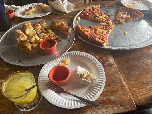 Cheesy garlic bread and Hawaiian pizza