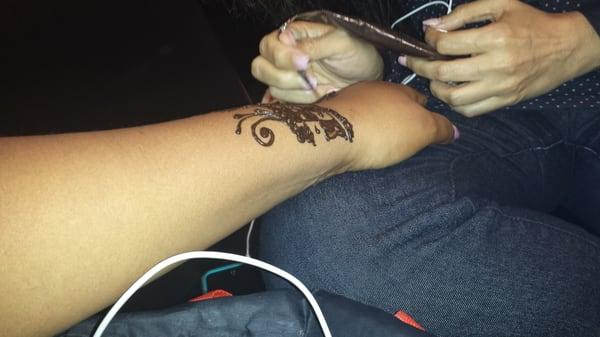 Henna tattoo ÷