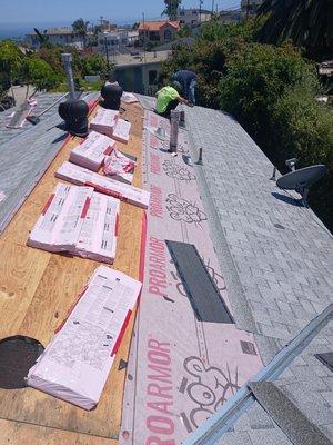 Owens Corning pro armor and Owens Corning shingles being put down by Reliance