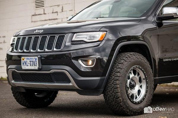 2014 Jeep Grand Cherokee Limited V8 Hemi 4x4 with a 3 inch lift on 33" tires. Thanks Trendsetters!