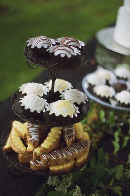 Cake bombs and biscotti make the wedding dessert bar beautiful!