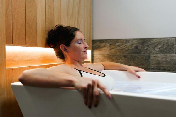 Treat yourself to a plunge and feel the benefits of  increased energy, improved circulation and reduced inflammation in our ice bath.