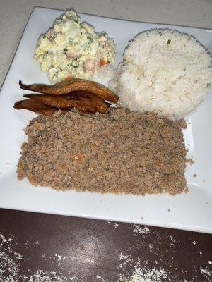 Carne Molida con Arroz, Ensalada de Papa y Maduros