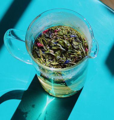 We select high quality, lose leaf teas from Rishi & Bellocq.