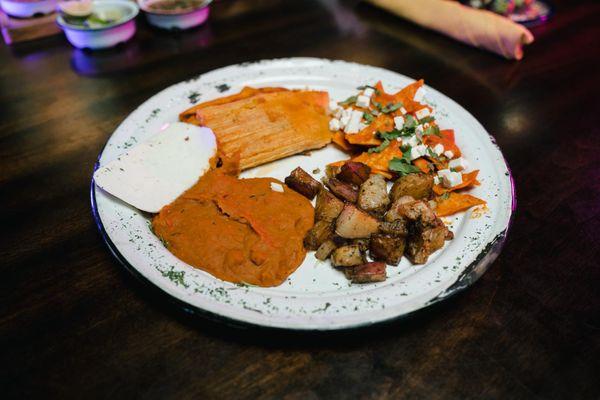 Chilaquiles rojos con chilaquiles