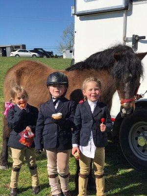 Friends horse showing together   These kids are 4 and 5 years old