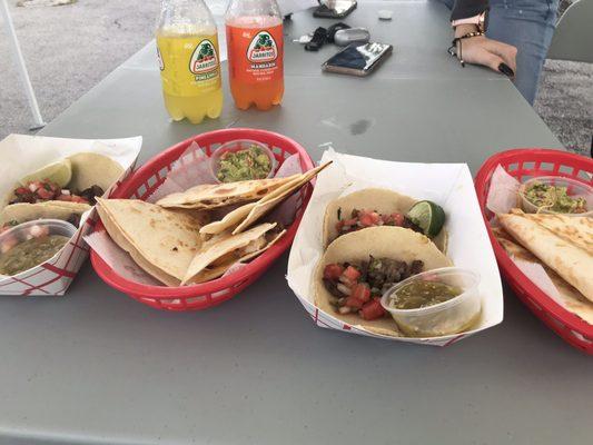 Tacos de Carne, Quesadilla de Pollo y Tacos al Pastor