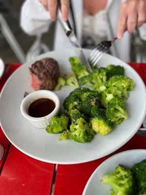 Filet minion med rare. Nice cut.  Delicious broccoli.