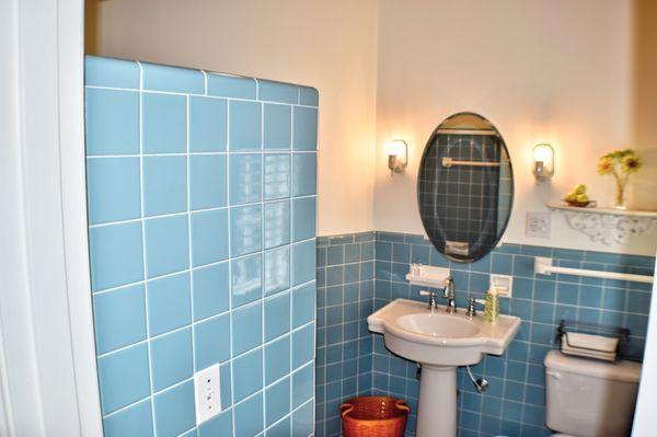 The Cottage Room bath with tub/shower.