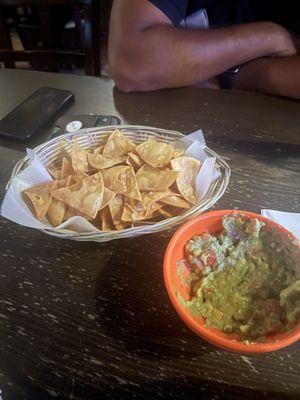 Chips and Chips Guacamole & cream