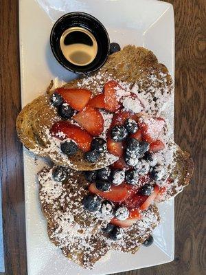 French toast & fresh fruit