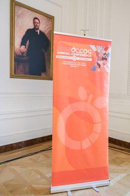 Retractable pop up banner