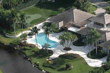 Pooldeck, putting green, landscape installation.