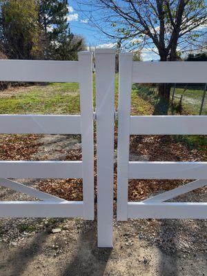 This post is not supposed to even be here. Had the gate been built with reinforced material, and reinforced hinges, this would not be needed