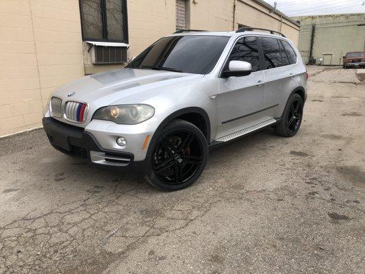 BMW X5 wheels painted black, de-badged