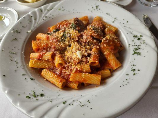 Arrabiata rigatoni with sausage