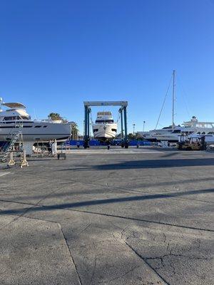 Hauling out a 76 ft Sunseeker