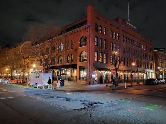 Valet Zone at Venice can be entered on 17th St or Wynkoop. Find us on the corner eagerly awaiting your arrival!