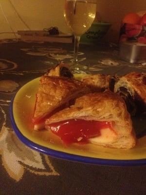 Pastelito con guava y queso!