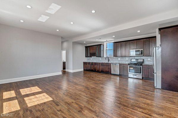 Fully remodeled apartment in Lincoln park