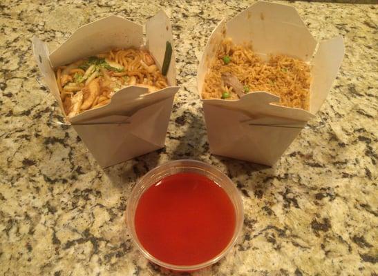 Chicken lo-mein & beef fried rice....looks good doesnt it? If only we can taste test before buying :-/