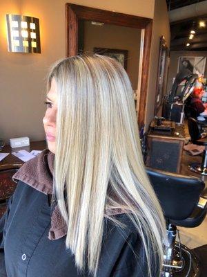 Pretty blond hair by Daniel