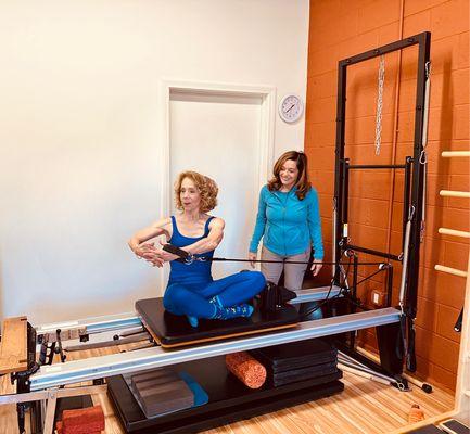 Zonnie Bauer training a client on the reformer.