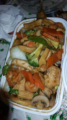 Chicken and shrimp and vegetable in brown sauce. With pan fried noodles underneath.