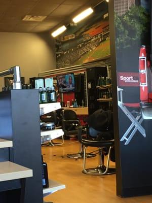 Sports Clips Haircuts of Milford -- Quarry Plaza : 196 East Main Street / Route 16, Milford      Interior