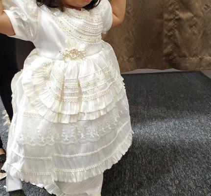 Obviamente se ve mejor en persona. Uno de los vestidos que le probé a mi hija. Hermoso detalle!