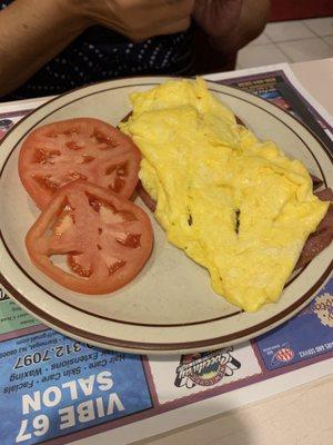 Scrambled eggs with fresh tomato