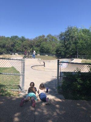 Kiddos watching the skaters