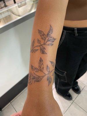 Vine floral wrap tattoo by Paola