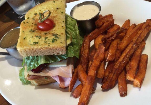 Monte cristo sandwich w/sweet potato fries