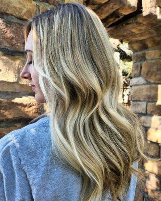 Lived-in blonde!  @kendallthehairmuse