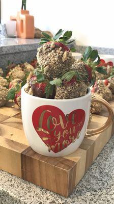 Cheesecake Stuffed Chocolate covered Strawberries with graham crackers