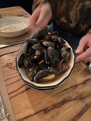 Mussels in tomato broth -- not bad, though not amazing either. At least they didn't taste fishy