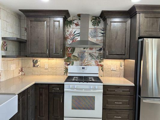 Backsplash mural & hood