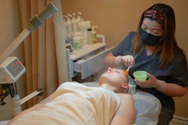 Application of a custom mask personalized to your skin's needs