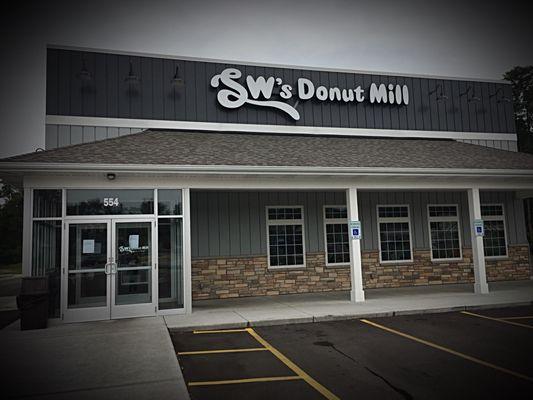 Outside view of the entrance to SW's Donut Mill!!