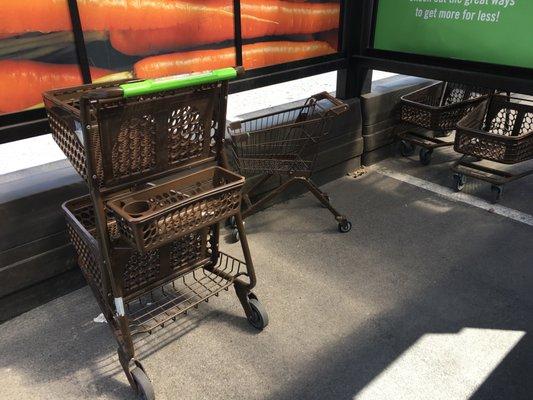 So cute!  Teeny, tiny shopping cart for your kid!