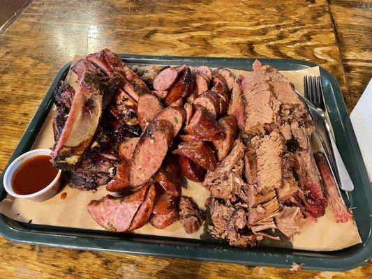 4.5 pounds of meat ( ribs, jalapeño sausages, briskets)