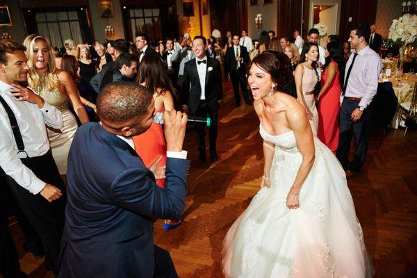 BVTLive! Male vocalist sings to excited bride