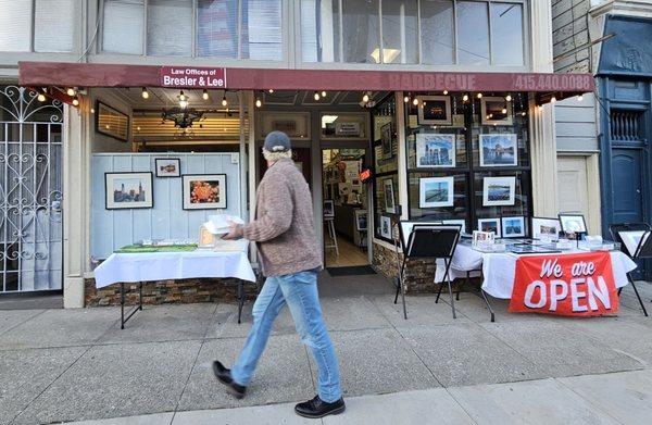 People walk by Joo Chase's open art studio one day and look around. You can also visit my art studio if you make a reservation.