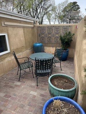 Outdoor dining option in courtyard.