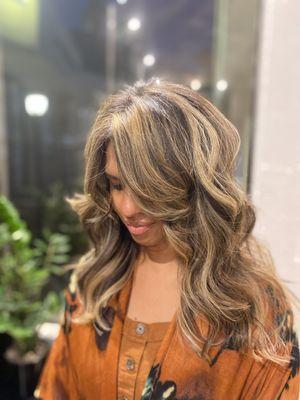 Beige blonde.
 Foliage color technique.
 Mid-long layer haircut.