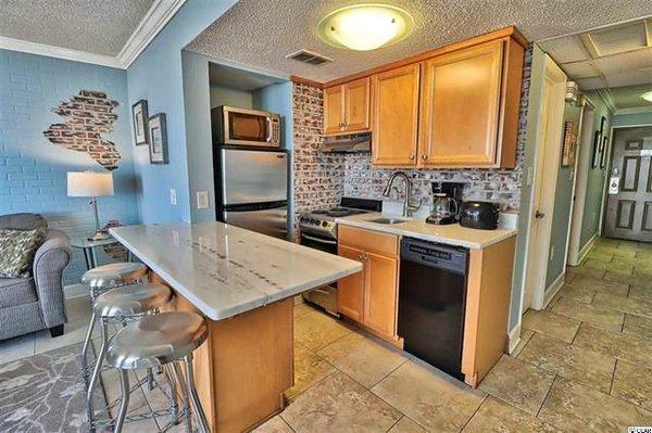 Kitchen, breakfast bar.