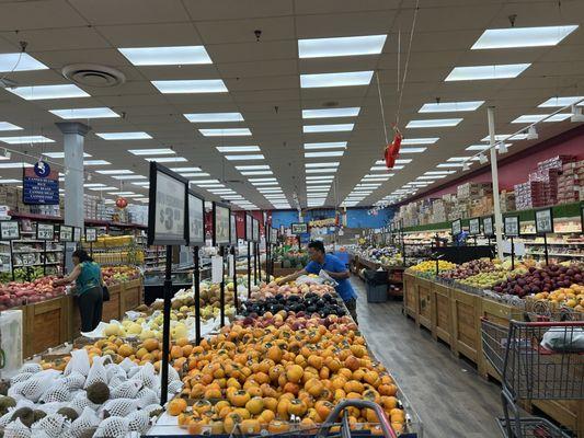 So clean and organized. Great produce options along with most Asian herbs you can find here.