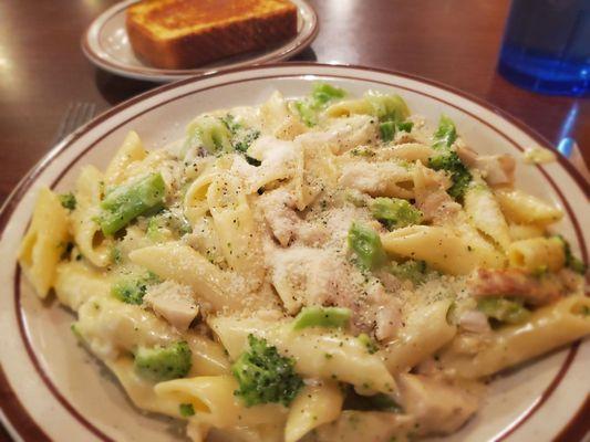 Ch8cken & Broccoli Pasta with garlic TX toast