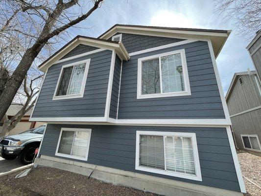 Evening Blue James Hardie siding with an nice pop in the Iron Gray shake accent